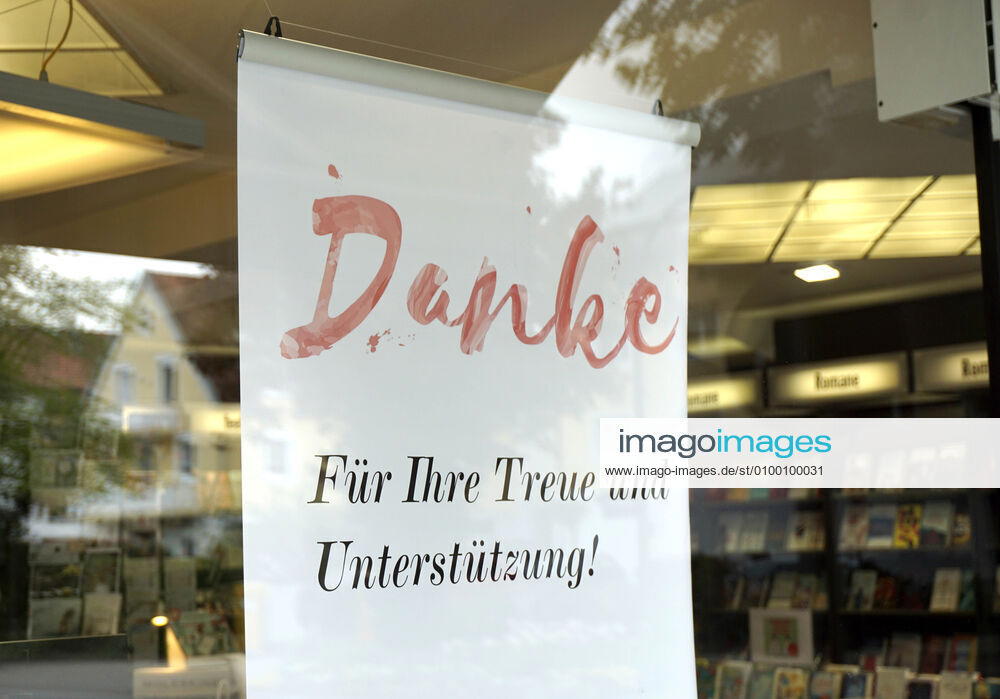 Gelockerte Ausgangsbeschränkungen wegen Corona-Virus-Pandemie in Bad Wörishofen, Schild an einem Buchladen: DANKE für Ihre Treue und Unterstützung! 28.04.2020, Einzelhandel wegen Corona-Virus eingeschränkt 28.04.2020, Einzelhandel wegen Corona-Virus eingeschränkt