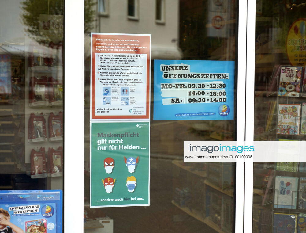 Gelockerte Ausgangsbeschränkungen wegen Corona-Virus-Pandemie in Bad Wörishofen, Schild an einem Spielzeugladen: Maskenpflicht gilt nicht nur für Helden... 28.04.2020, Einzelhandel wegen Corona-Virus eingeschränkt 28.04.2020, Einzelhandel wegen Corona-Virus eingeschränkt