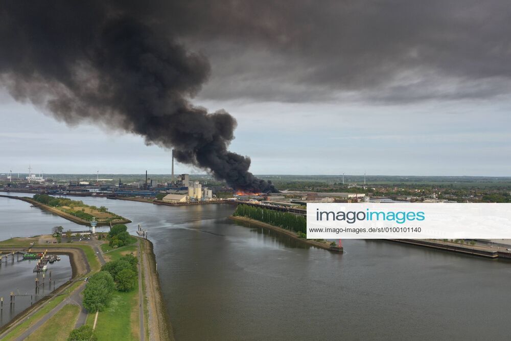 News Aktuelles Zeitgeschehen: Großfeuer in Bremen Industriehafen Luftaufnahme Bremen. Luftaufnahme vom Bremer Industriehafen in dem ein Großfeuer am Vormittag ausgebrochen ist. Das Lager eines Holzhandels steht in Flammen. Die Rauchwolke ist noch 35 Kilometer entfernt sichtbar. Rauchwolke, Überseestadt, Feuer, bremen, industriehafen, Großbrand, Feuerwehr, Feuer, Brand, Notruf, 112, Rettungsdienst, Polizei