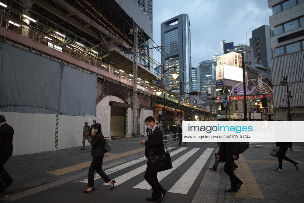 Commuters wearing face masks head back home after work in Tokyo s financial district amid concerns of the COVID-19 coronavirus outbreak on Tuesday, April 28, 2020. Japanese Prime Minister Shinzo Abe declared a nationwide State of Emergency last week urging people to stay home to prevent the spread of the coronavirus throughout the country. (Photo: Richard Atrero de Guzman AFLO) (125786462)