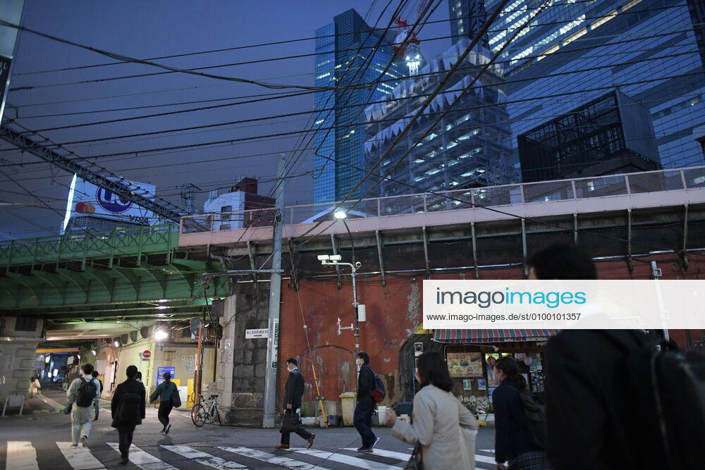 Commuters wearing face masks head back home after work in Tokyo s financial district amid concerns of the COVID-19 coronavirus outbreak on Tuesday, April 28, 2020. Japanese Prime Minister Shinzo Abe declared a nationwide State of Emergency last week urging people to stay home to prevent the spread of the coronavirus throughout the country. (Photo: Richard Atrero de Guzman AFLO) (125786476)