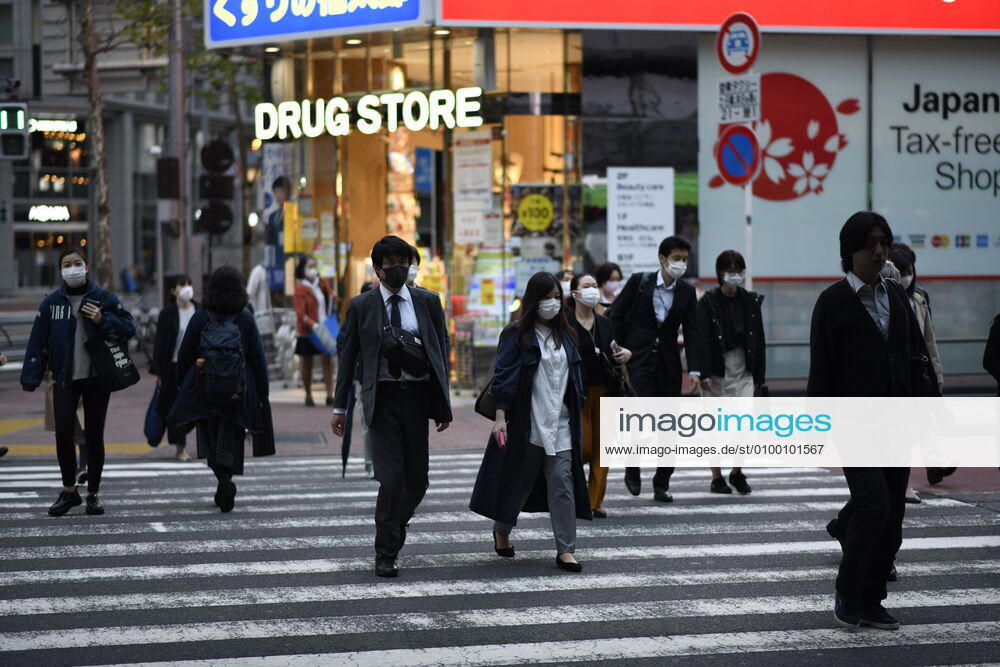 Commuters wearing face masks heading back home after work in Tokyo s financial district amid concerns of the COVID-19 coronavirus outbreak on Tuesday, April 28, 2020. Japanese Prime Minister Shinzo Abe declared a nationwide State of Emergency last week urging people to stay home to prevent the spread of the coronavirus throughout the country. (Photo: Richard Atrero de Guzman AFLO) (125786523)