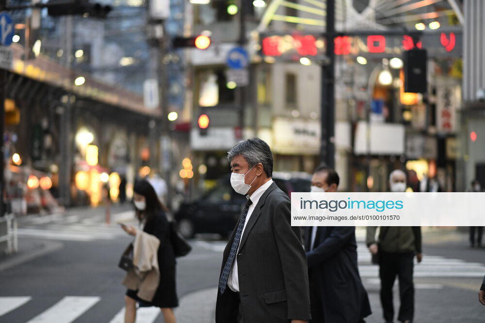Commuters wearing face masks head back home after work in Tokyo s financial district amid concerns of the COVID-19 coronavirus outbreak on Tuesday, April 28, 2020. Japanese Prime Minister Shinzo Abe declared a nationwide State of Emergency last week urging people to stay home to prevent the spread of the coronavirus throughout the country. (Photo: Richard Atrero de Guzman AFLO) (125786526)