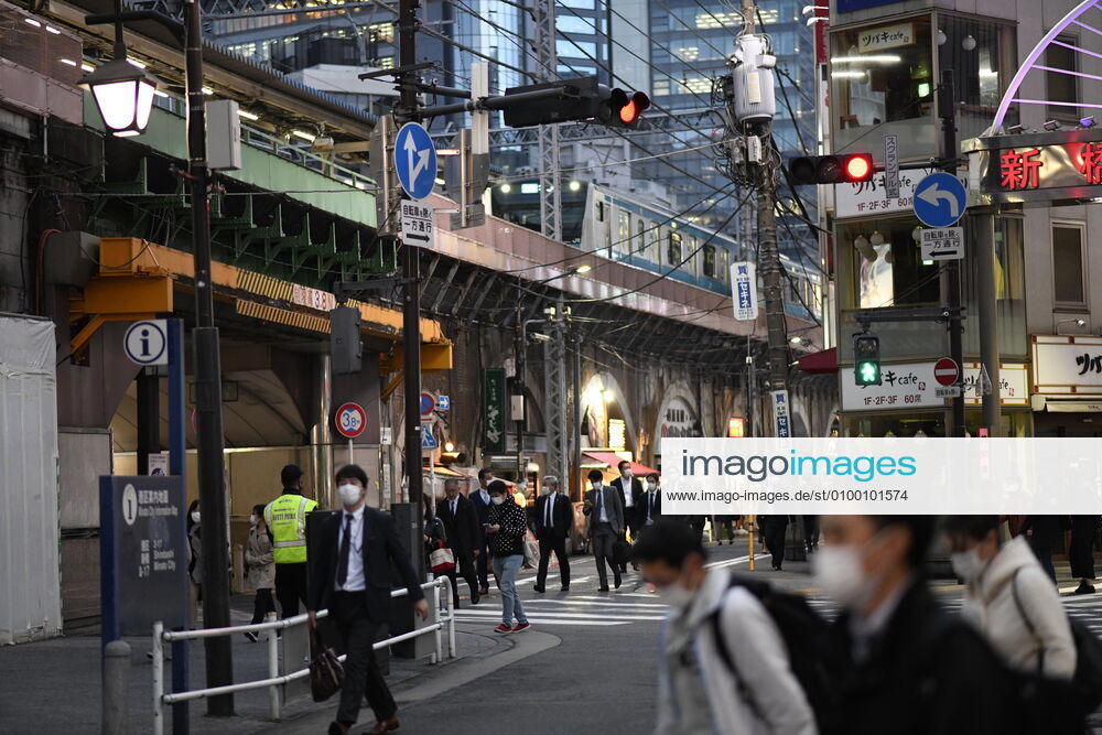 Commuters wearing face masks head back home after work in Tokyo s financial district amid concerns of the COVID-19 coronavirus outbreak on Tuesday, April 28, 2020. Japanese Prime Minister Shinzo Abe declared a nationwide State of Emergency last week urging people to stay home to prevent the spread of the coronavirus throughout the country. (Photo: Richard Atrero de Guzman AFLO) (125786527)
