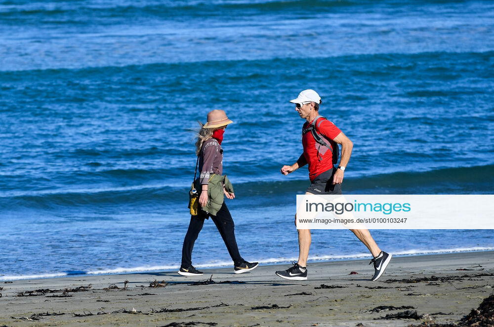(200428) -- WELLINGTON, April 28, 2020 -- People exercise on a beach in Wellington, New Zealand, April 28, 2020. New Zealand moved from Alert Level 4 to Alert Level 3 on Tuesday and will stay for at least two weeks at Level 3 before a further review and Alert Level decision on May 11. ) NEW ZEALAND-WELLINGTON-COVID-19-ALERT LEVEL GuoxLei