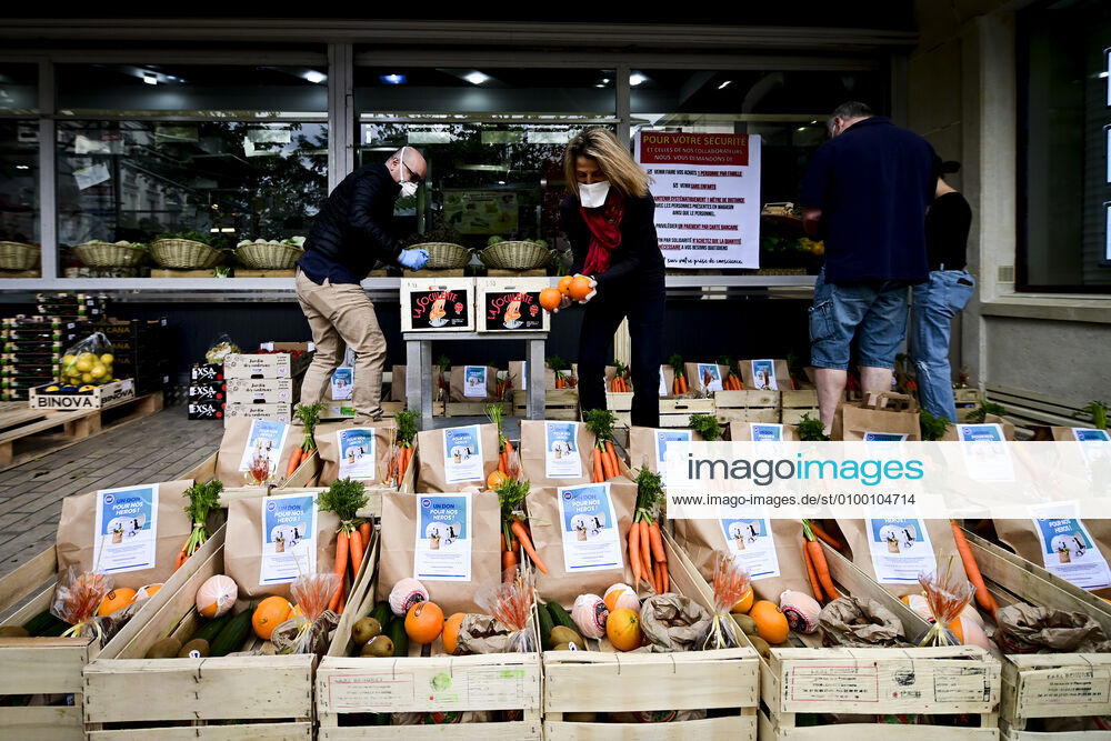 L association Sauveteurs Sans Frontieres (SSF) dirigee par Gerard Deray , confectionne et distribue a domicile ou sur leur lieu de travail des paniers de Fruits et Legumes a destination du Personnel Hospitalier - aide soignant et Medecin NEWS : COVID19 - Paris - 28 04 2020 JBAutissier Panoramic