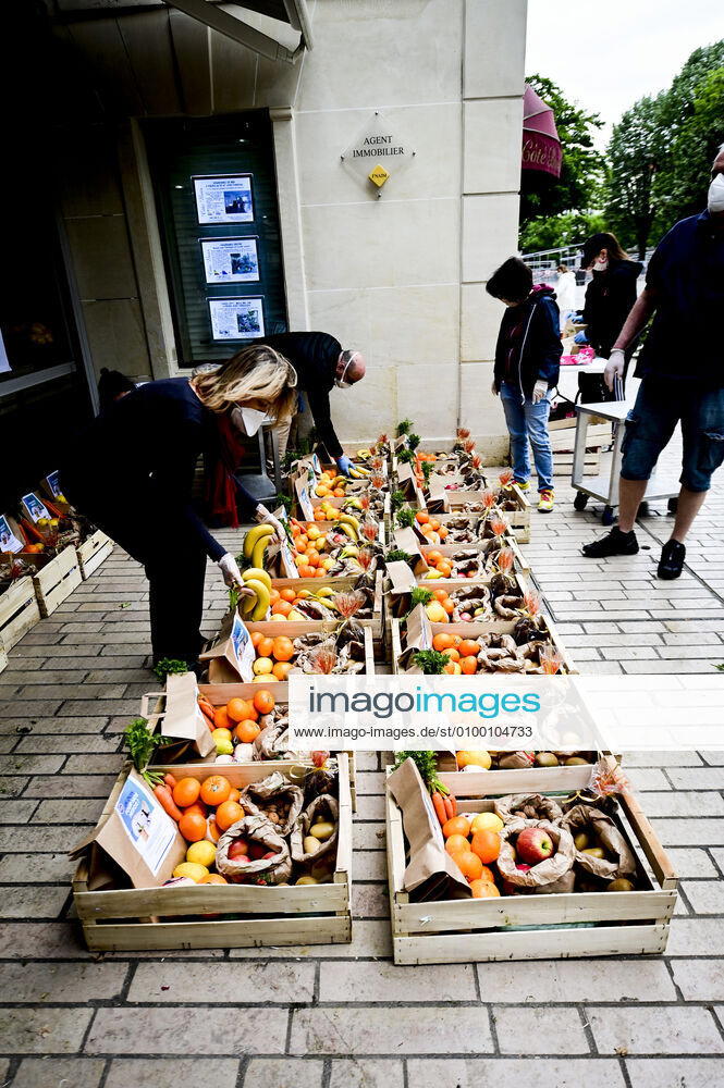 L association Sauveteurs Sans Frontieres (SSF) dirigee par Gerard Deray , confectionne et distribue a domicile ou sur leur lieu de travail des paniers de Fruits et Legumes a destination du Personnel Hospitalier - aide soignant et Medecin NEWS : COVID19 - Paris - 28 04 2020 JBAutissier Panoramic