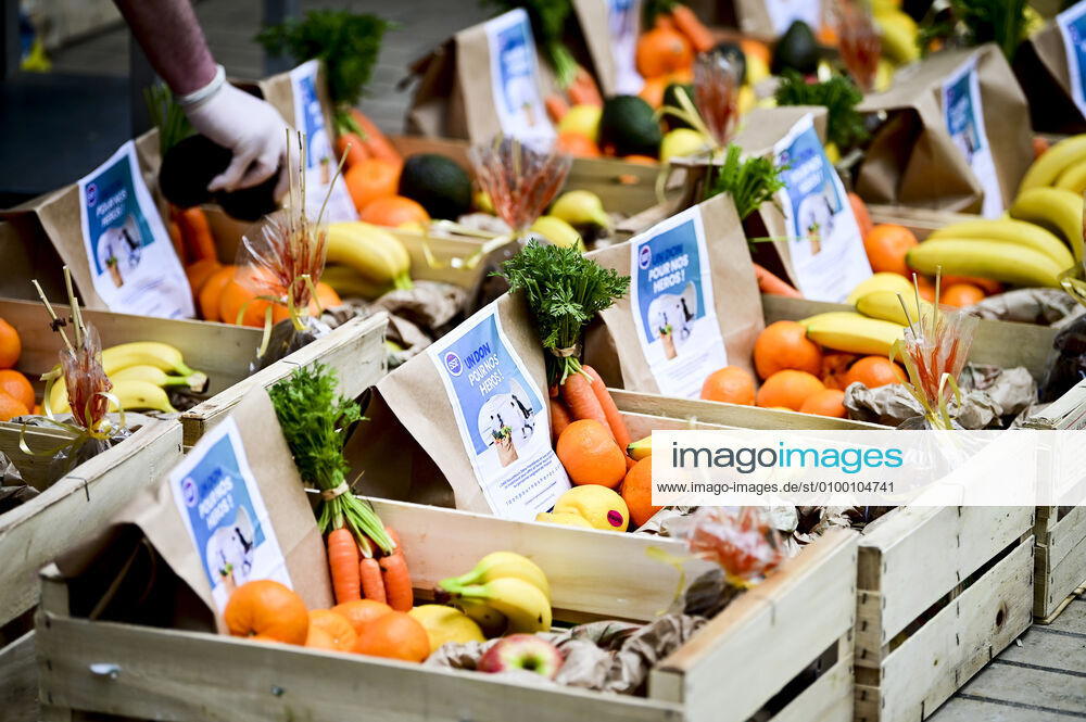 L association Sauveteurs Sans Frontieres (SSF) dirigee par Gerard Deray , confectionne et distribue a domicile ou sur leur lieu de travail des paniers de Fruits et Legumes a destination du Personnel Hospitalier - aide soignant et Medecin NEWS : COVID19 - Paris - 28 04 2020 JBAutissier Panoramic