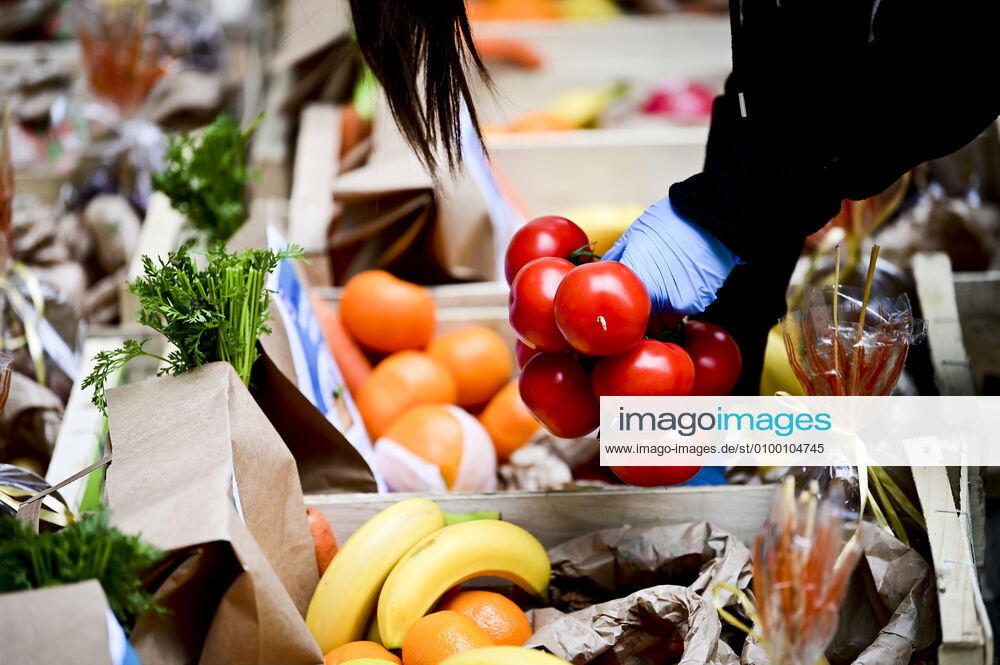 L association Sauveteurs Sans Frontieres (SSF) dirigee par Gerard Deray , confectionne et distribue a domicile ou sur leur lieu de travail des paniers de Fruits et Legumes a destination du Personnel Hospitalier - aide soignant et Medecin NEWS : COVID19 - Paris - 28 04 2020 JBAutissier Panoramic