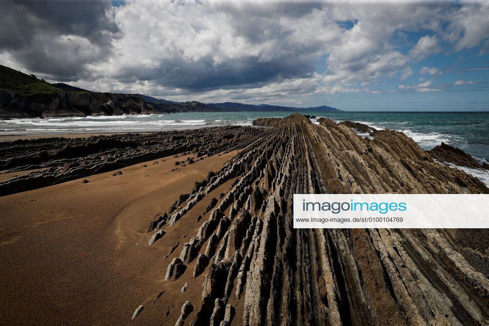 View of an empty Itzurun beach, in Zumaia, Basque Country, Spain, 28 April 2020. Spain is on its seventh week of lockdown ordered by the Government in an attempt to flatten the coronavirus curve. Coronavirus in Spain !ACHTUNG: NUR REDAKTIONELLE NUTZUNG!