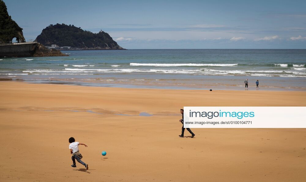 Some people enjoy at Zarautz beach, Basque Country, Spain, 28 April 2020. Spain is on its seventh week of lockdown ordered by the Government in an attempt to flatten the coronavirus curve. Coronavirus in Spain !ACHTUNG: NUR REDAKTIONELLE NUTZUNG!