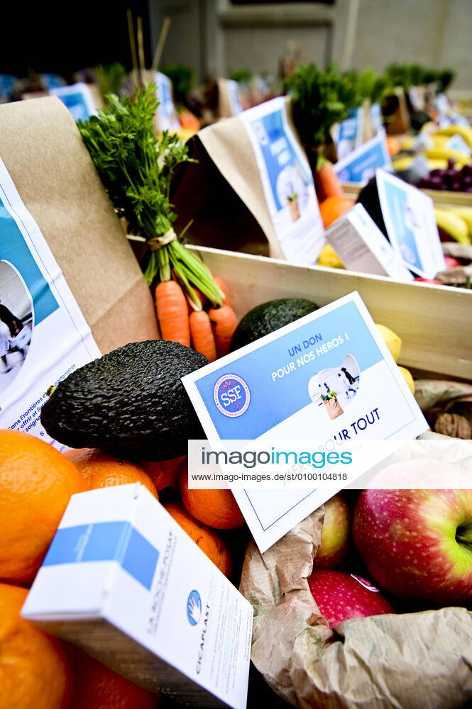 L association Sauveteurs Sans Frontieres (SSF) dirigee par Gerard Deray , confectionne et distribue a domicile ou sur leur lieu de travail des paniers de Fruits et Legumes a destination du Personnel Hospitalier - aide soignant et Medecin NEWS : COVID19 - Paris - 28 04 2020 JBAutissier Panoramic
