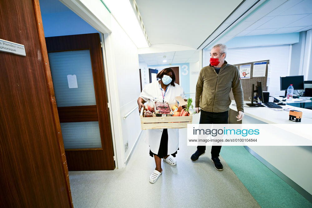 L association Sauveteurs Sans Frontieres (SSF) dirigee par Gerard Deray , confectionne et distribue a domicile ou sur leur lieu de travail des paniers de Fruits et Legumes a destination du Personnel Hospitalier - aide soignant et Medecin NEWS : COVID19 - Paris - 28 04 2020 JBAutissier Panoramic