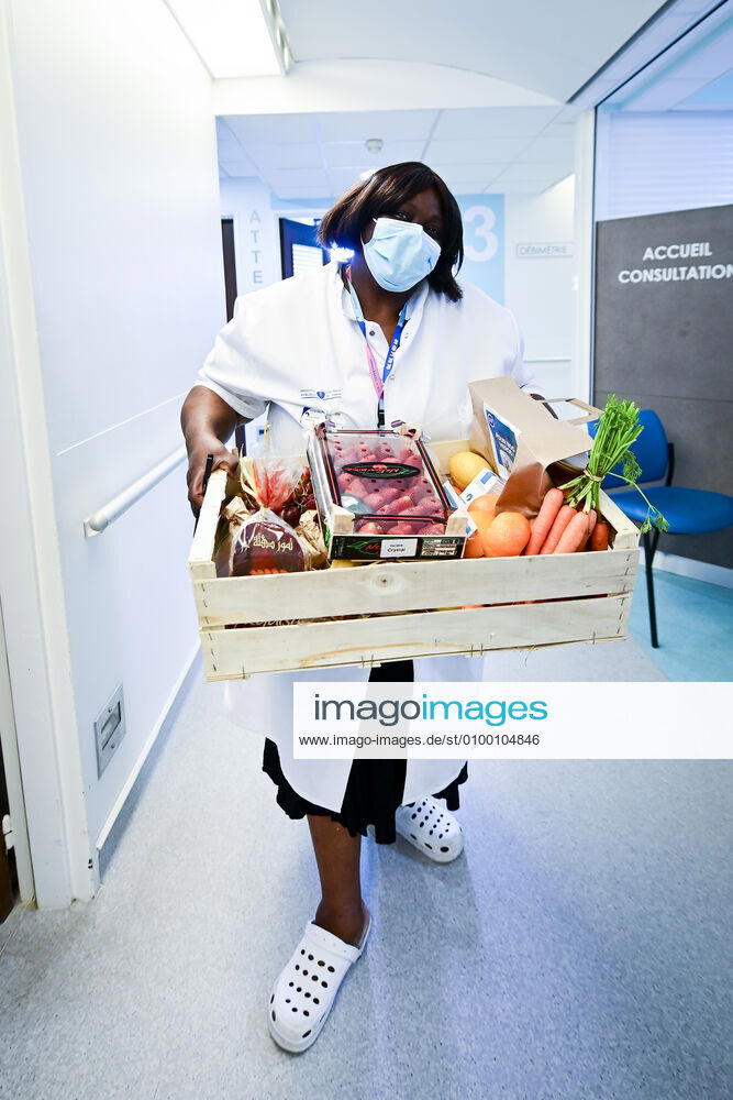 L association Sauveteurs Sans Frontieres (SSF) dirigee par Gerard Deray , confectionne et distribue a domicile ou sur leur lieu de travail des paniers de Fruits et Legumes a destination du Personnel Hospitalier - aide soignant et Medecin NEWS : COVID19 - Paris - 28 04 2020 JBAutissier Panoramic