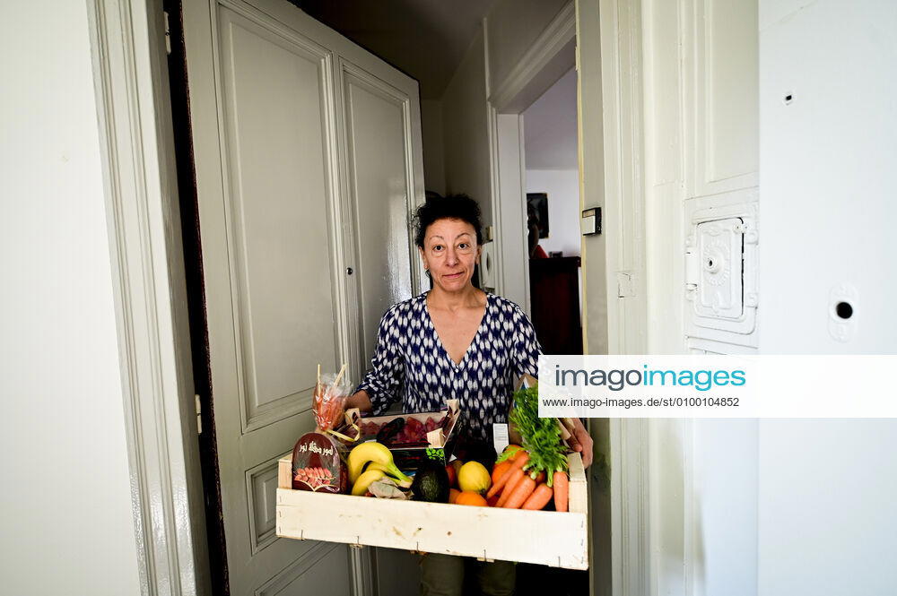 L association Sauveteurs Sans Frontieres (SSF) dirigee par Gerard Deray , confectionne et distribue a domicile ou sur leur lieu de travail des paniers de Fruits et Legumes a destination du Personnel Hospitalier - aide soignant et Medecin NEWS : COVID19 - Paris - 28 04 2020 JBAutissier Panoramic