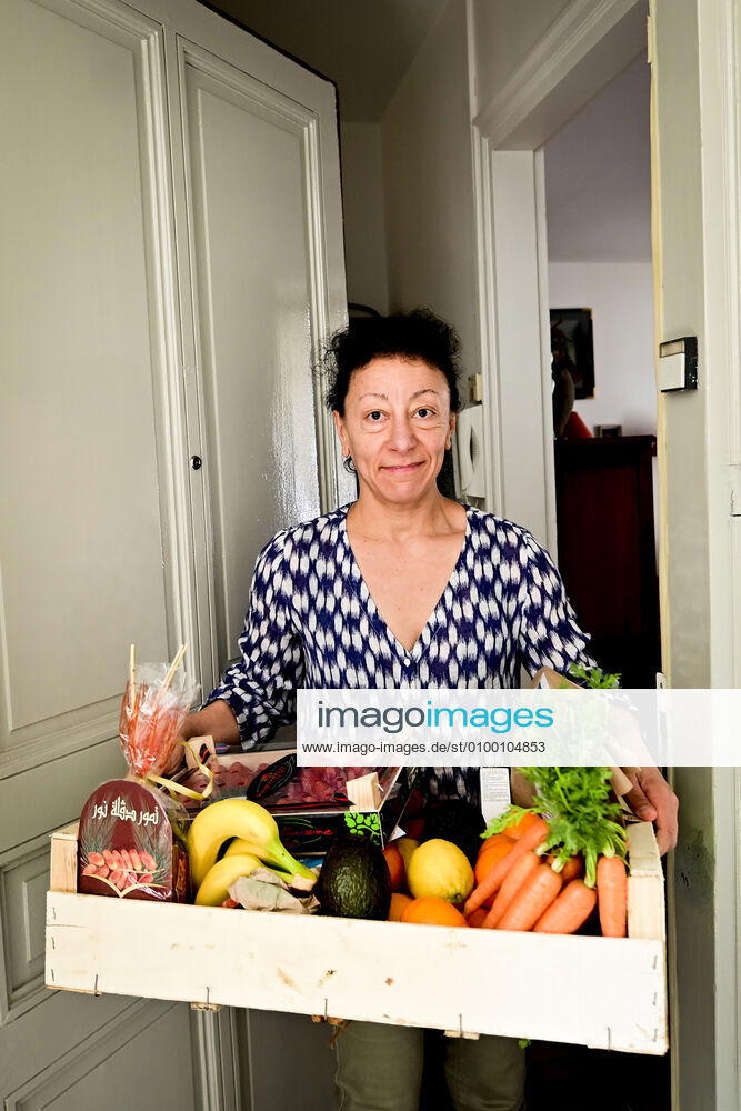 L association Sauveteurs Sans Frontieres (SSF) dirigee par Gerard Deray , confectionne et distribue a domicile ou sur leur lieu de travail des paniers de Fruits et Legumes a destination du Personnel Hospitalier - aide soignant et Medecin NEWS : COVID19 - Paris - 28 04 2020 JBAutissier Panoramic
