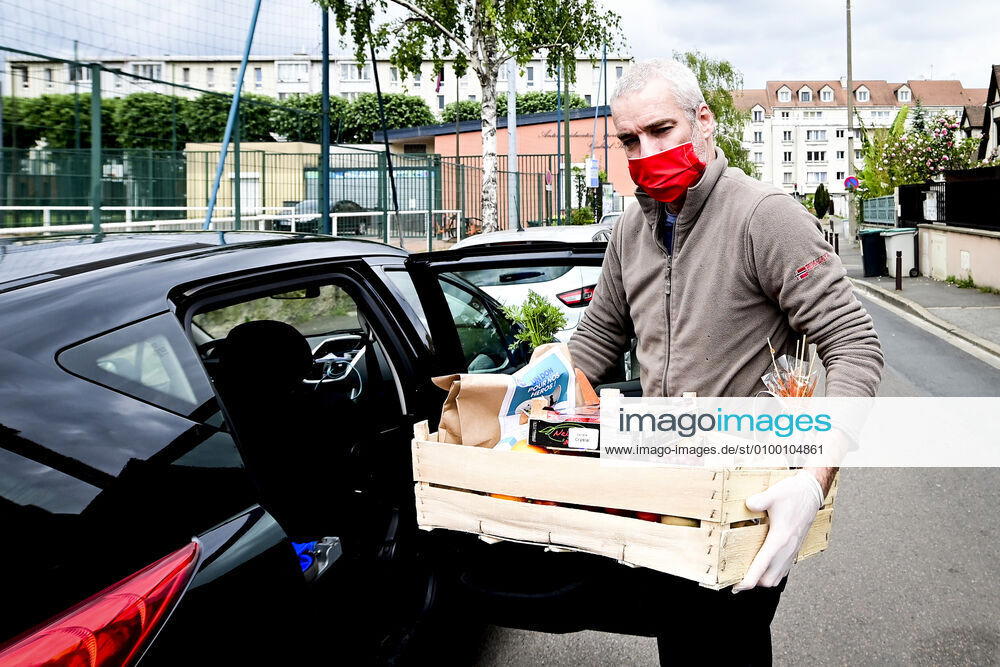 L association Sauveteurs Sans Frontieres (SSF) dirigee par Gerard Deray , confectionne et distribue a domicile ou sur leur lieu de travail des paniers de Fruits et Legumes a destination du Personnel Hospitalier - aide soignant et Medecin NEWS : COVID19 - Paris - 28 04 2020 JBAutissier Panoramic