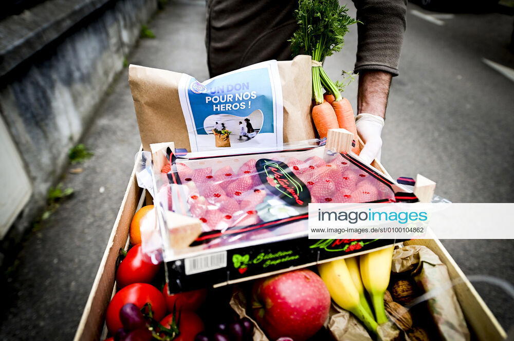 L association Sauveteurs Sans Frontieres (SSF) dirigee par Gerard Deray , confectionne et distribue a domicile ou sur leur lieu de travail des paniers de Fruits et Legumes a destination du Personnel Hospitalier - aide soignant et Medecin NEWS : COVID19 - Paris - 28 04 2020 JBAutissier Panoramic