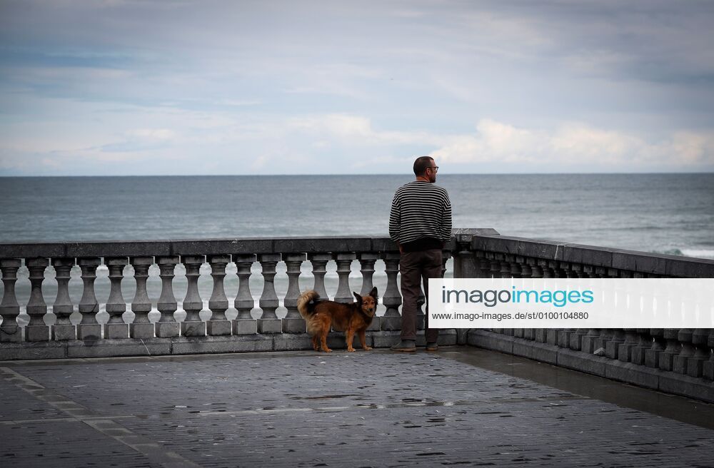 A man with his dog looks at Zarautz beach, Basque Country, Spain, 28 April 2020. Spain is on its seventh week of lockdown ordered by the Government in an attempt to flatten the coronavirus curve. Coronavirus in Spain !ACHTUNG: NUR REDAKTIONELLE NUTZUNG!