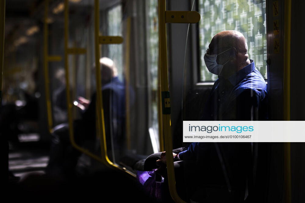 Ein Mann mit Mundschutz, aufgenommen in der U-Bahn in Berlin, 28.04.2020. Deutschlandweit gibt es eine Maskenpflicht im Oeffentlichen Personennahverkehr. Berlin Deutschland