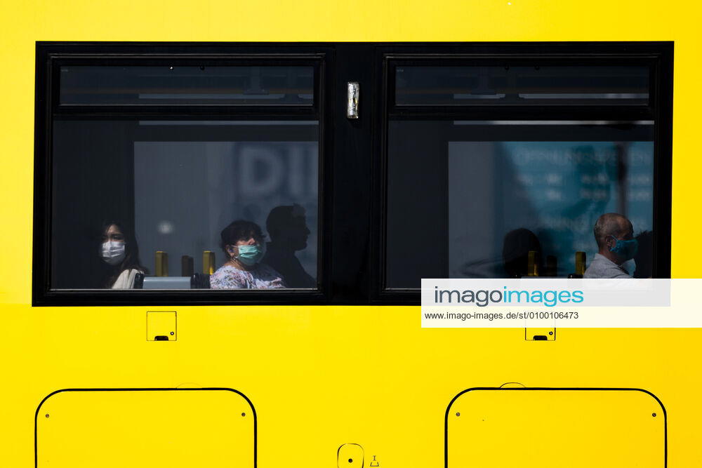 Zwei Personen mit Mundschutz faehrt Tram in Berlin, 28.04.2020. Deutschlandweit gibt es eine Maskenpflicht im Oeffentlichen Personennahverkehr. Berlin Deutschland
