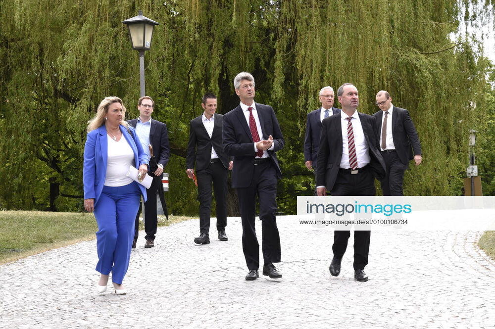 Verkehrsministerin Kerstin Schreyer, Kultusminister Michael Piazolo, Innenminister Joachim Herrmann und Wirtschaftsminister Hubert Aiwanger auf dem Weg zu Pressekonfernez zur aktuellen Lage während der Corona-Pandemie im Prinz-Carl-Palais. München