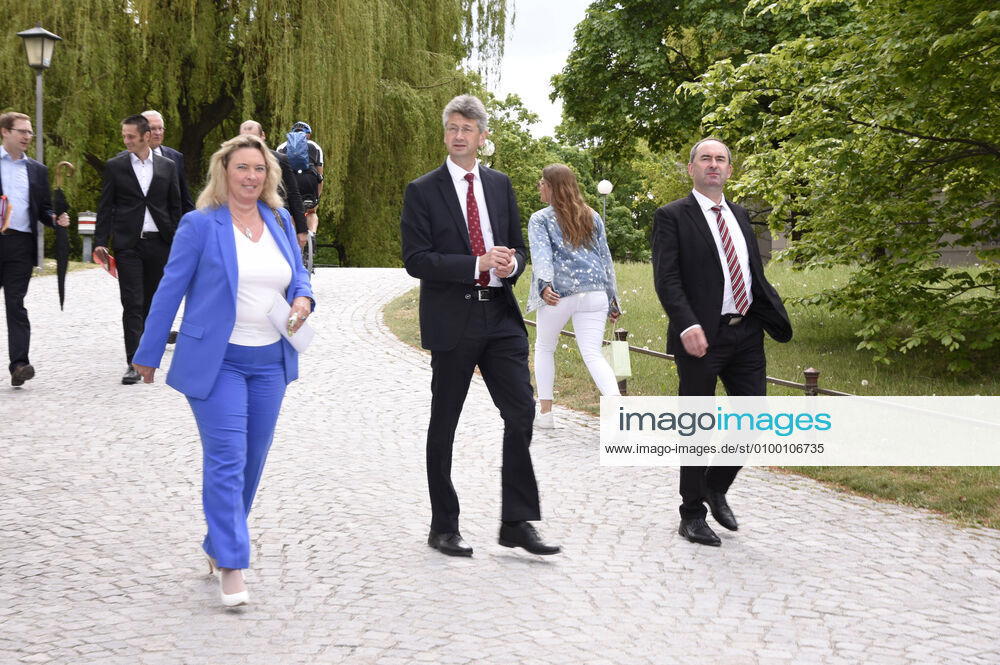 Verkehrsministerin Kerstin Schreyer, Kultusminister Michael Piazolo und Wirtschaftsminister Hubert Aiwanger auf dem Weg zu Pressekonfernez zur aktuellen Lage während der Corona-Pandemie im Prinz-Carl-Palais. München