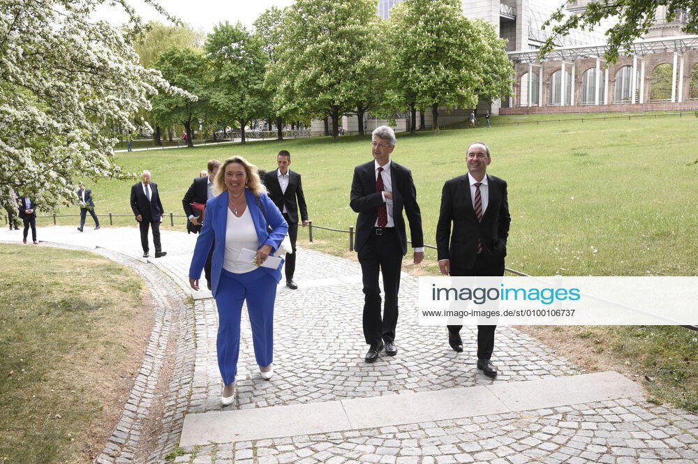Verkehrsministerin Kerstin Schreyer, Kultusminister Michael Piazolo und Wirtschaftsminister Hubert Aiwanger auf dem Weg zu Pressekonfernez zur aktuellen Lage während der Corona-Pandemie im Prinz-Carl-Palais. München