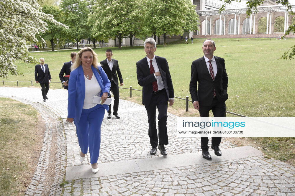 Verkehrsministerin Kerstin Schreyer, Kultusminister Michael Piazolo und Wirtschaftsminister Hubert Aiwanger auf dem Weg zu Pressekonfernez zur aktuellen Lage während der Corona-Pandemie im Prinz-Carl-Palais. München