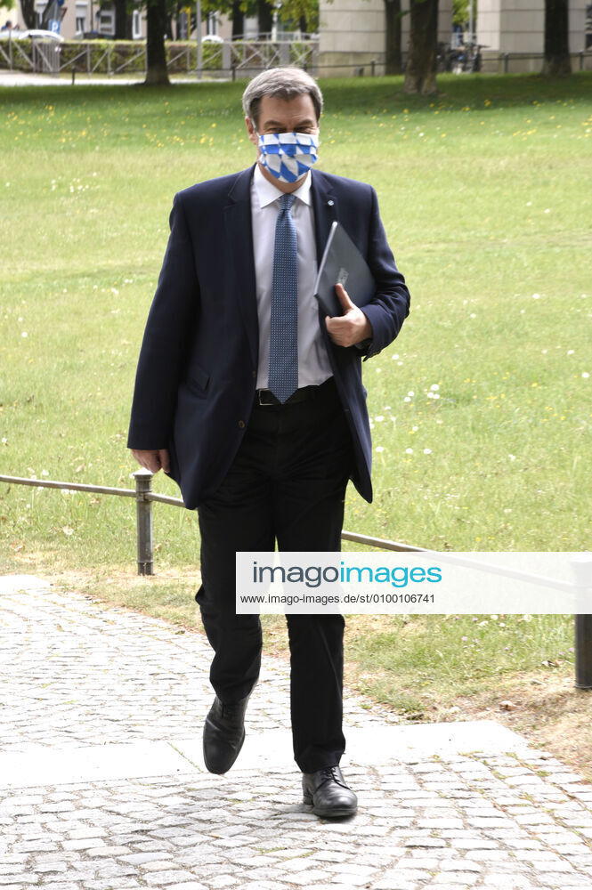 Markus Söder auf dem Weg zu Pressekonfernez zur aktuellen Lage während der Corona-Pandemie im Prinz-Carl-Palais. München