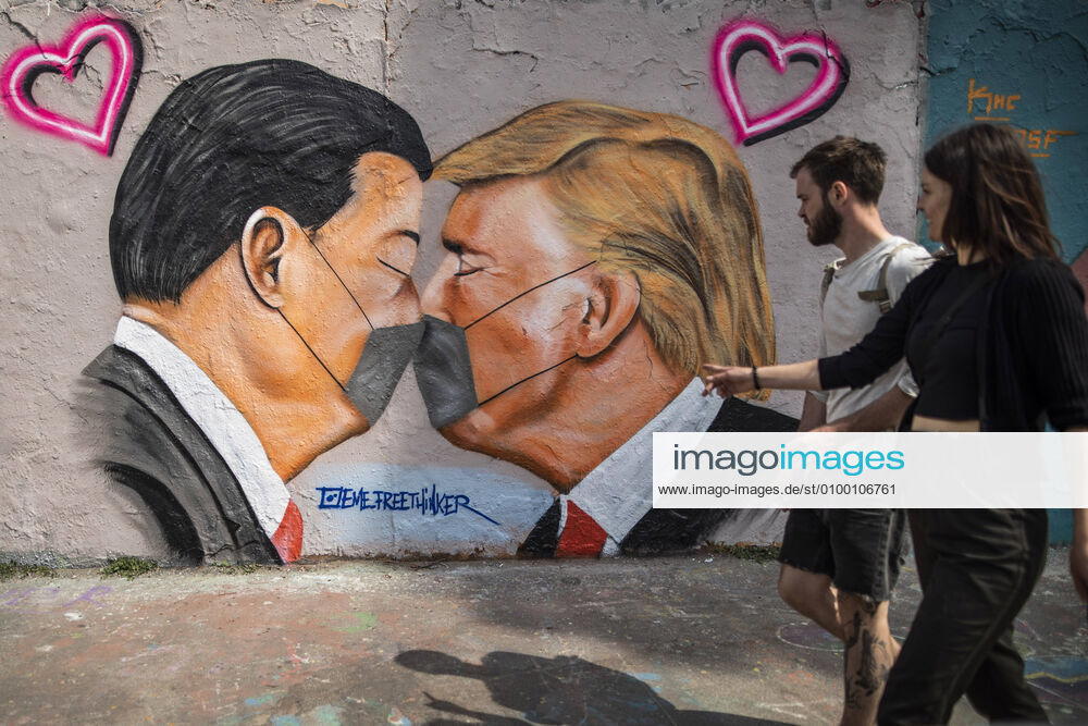 Ein Graffiti zeigt Donald Trump, Praesident der Vereinigten Staaten von Amerika, und Praesident der Volksrepublik China Xi Jinping, kuessend mit Mundschutz in Berlin, 28.04.2020. Berlin Deutschland
