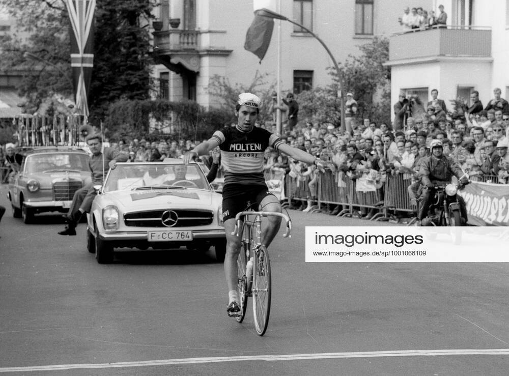 Radrennen: Rund um den Henninger Turm 1971. Eddy Merckx (Belgien) im Ziel 01.05.1971.