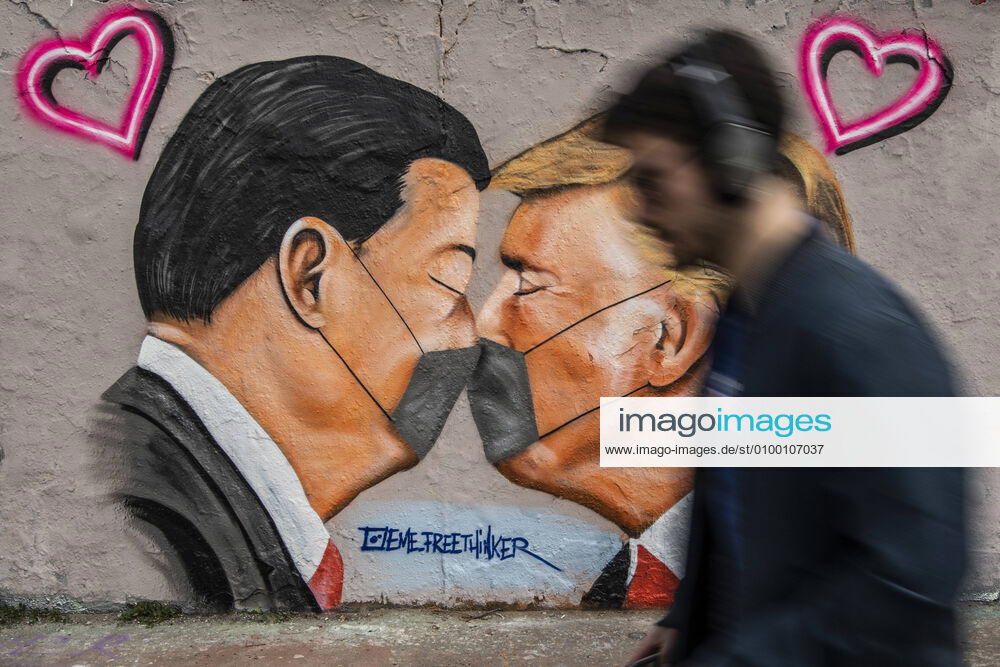 Ein Graffiti zeigt Donald Trump, Praesident der Vereinigten Staaten von Amerika, und Praesident der Volksrepublik China Xi Jinping, kuessend mit Mundschutz in Berlin, 28.04.2020. Berlin Deutschland