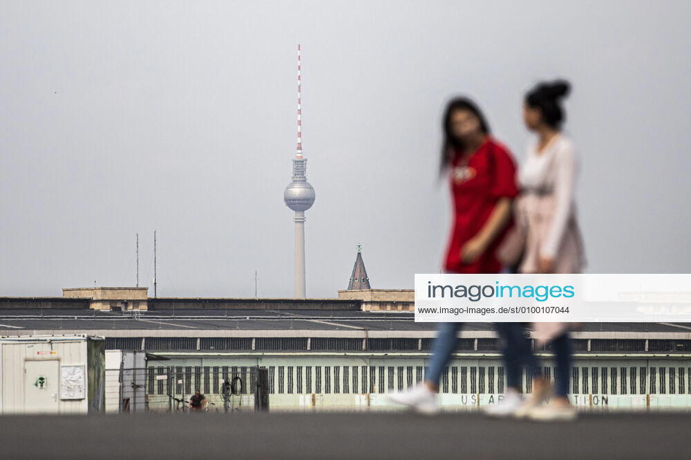 Personen zeichnen sich auf dem Tempelhofer Feld vor dem Berliner Fernsehturm ab in Berlin, 28.04.2020. Aufgrund der Coronakrise gibt es Kontaktbeschraenkungen fuer jede Privatperson. Berlin Deutschland