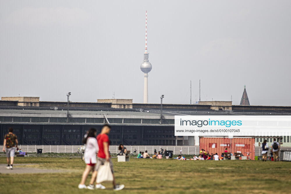 Personen zeichnen sich auf dem Tempelhofer Feld vor dem Berliner Fernsehturm ab in Berlin, 28.04.2020. Aufgrund der Coronakrise gibt es Kontaktbeschraenkungen fuer jede Privatperson. Berlin Deutschland