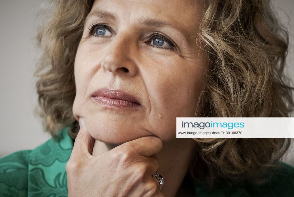 2020-04-28 16:24:23 HILVERSUM - Edith Schippers, directeur van DSM bij de aftrap in het Tergooi ziekenhuis van de Nederlandse productie van mondkapjes. DSM en Auping gaan 1 tot 1,5 miljoen mondkapjes per week produceren. ANP ROBIN VAN LONKHUIJSEN