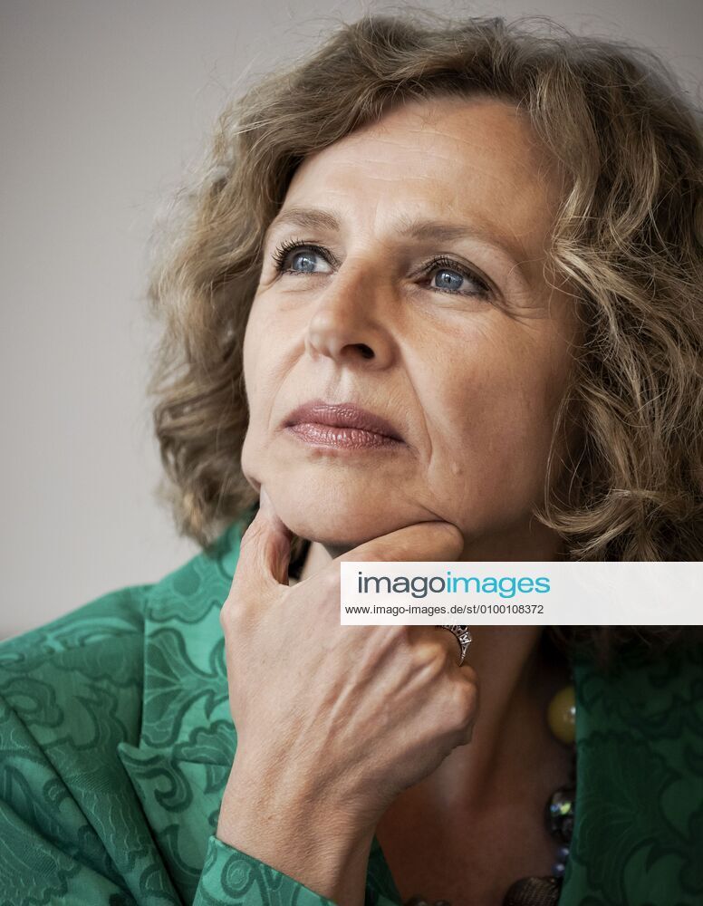 2020-04-28 16:24:08 HILVERSUM - Edith Schippers, directeur van DSM bij de aftrap in het Tergooi ziekenhuis van de Nederlandse productie van mondkapjes. DSM en Auping gaan 1 tot 1,5 miljoen mondkapjes per week produceren. ANP ROBIN VAN LONKHUIJSEN