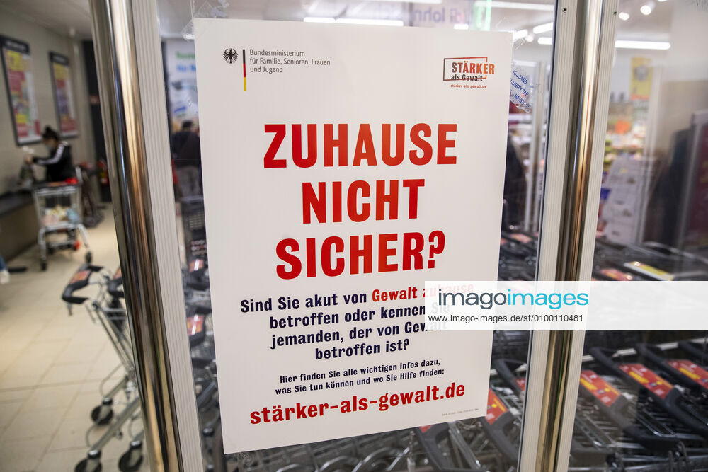 Kampagne des Familienministeriums gegen haeuslichen Gewalt in Berlin am 28. April 2020. Seit gestern ist in der Bahn, in Trams und Bussen pflicht, eine Protektion fuer Nase und Mund zu tragen. Ab morgen gilt die Pflicht auch fuer den Einzelhandel. Coronavirus in Berlin