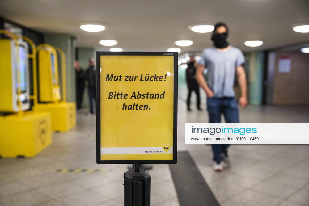 Reisende mit Mundschutzmaske in der oeffentlichen Verkehrsmittel in Berlin am 28. April 2020. Seit gestern ist in der Bahn, in Trams und Bussen pflicht, eine Protektion fuer Nase und Mund zu tragen. Ab morgen gilt die Pflicht auch fuer den Einzelhandel. Coronavirus in Berlin