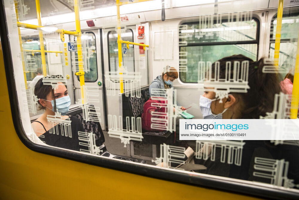Reisende mit Mundschutzmaske in der oeffentlichen Verkehrsmittel in Berlin am 28. April 2020. Seit gestern ist in der Bahn, in Trams und Bussen pflicht, eine Protektion fuer Nase und Mund zu tragen. Ab morgen gilt die Pflicht auch fuer den Einzelhandel. Coronavirus in Berlin