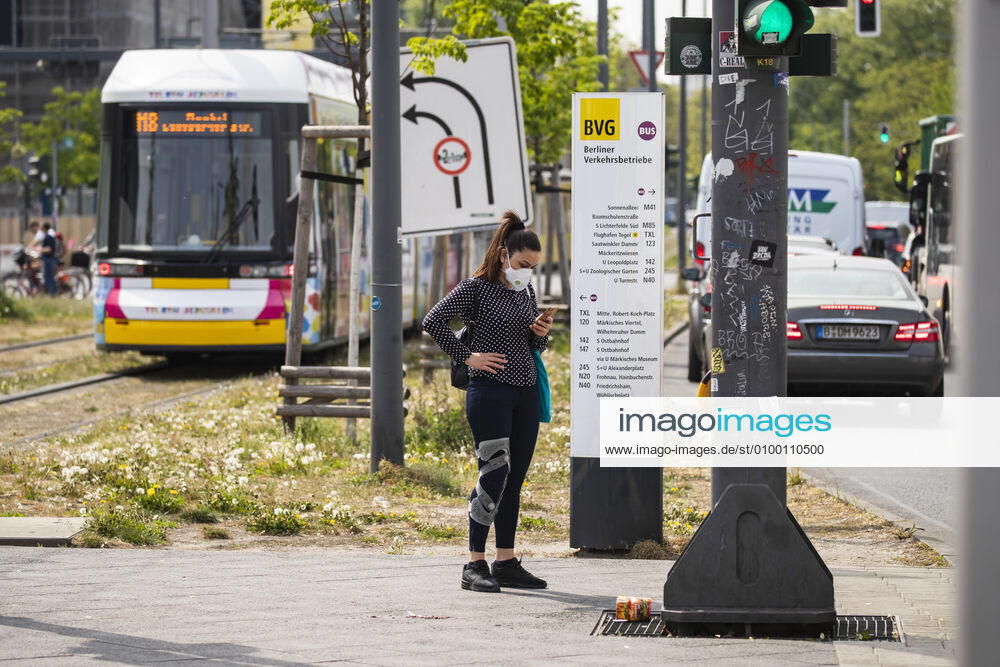 Reisende mit Mundschutzmaske in der oeffentlichen Verkehrsmittel in Berlin am 28. April 2020. Seit gestern ist in der Bahn, in Trams und Bussen pflicht, eine Protektion fuer Nase und Mund zu tragen. Ab morgen gilt die Pflicht auch fuer den Einzelhandel. Coronavirus in Berlin