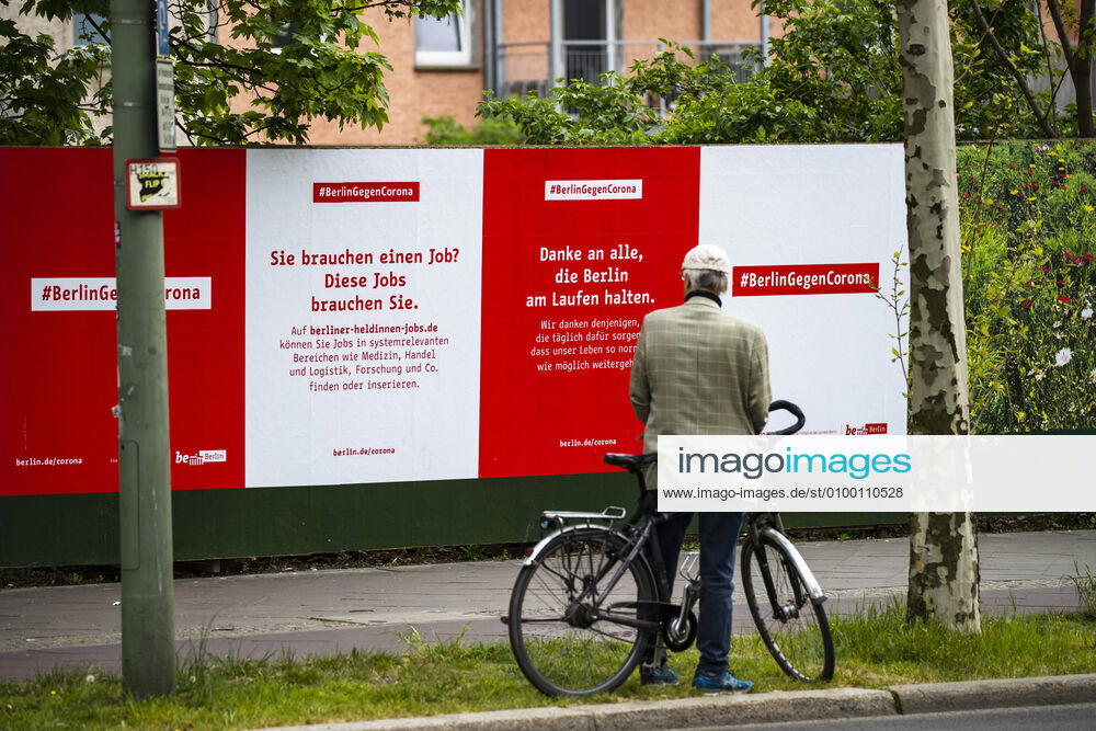 Werbekampagne des Berliner Senats gegen Coronavirus in Berlin am 28. April 2020. Seit gestern ist in der Bahn, in Trams und Bussen pflicht, eine Protektion fuer Nase und Mund zu tragen. Ab morgen gilt die Pflicht auch fuer den Einzelhandel. Coronavirus in Berlin