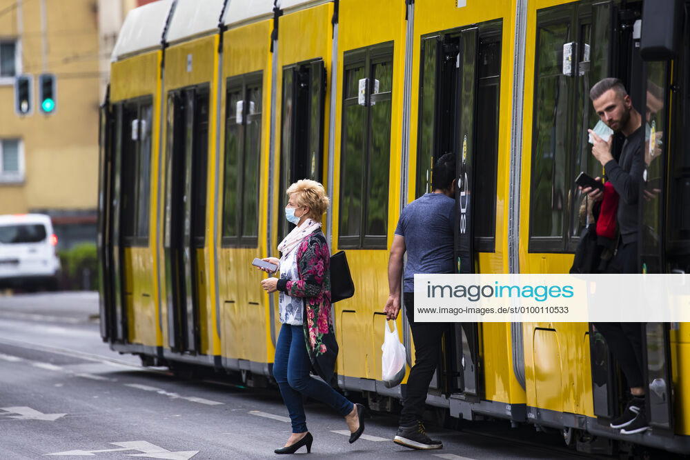 Werbekampagne des Berliner Senats gegen Coronavirus in Berlin am 28. April 2020. Seit gestern ist in der Bahn, in Trams und Bussen pflicht, eine Protektion fuer Nase und Mund zu tragen. Ab morgen gilt die Pflicht auch fuer den Einzelhandel. Coronavirus in Berlin