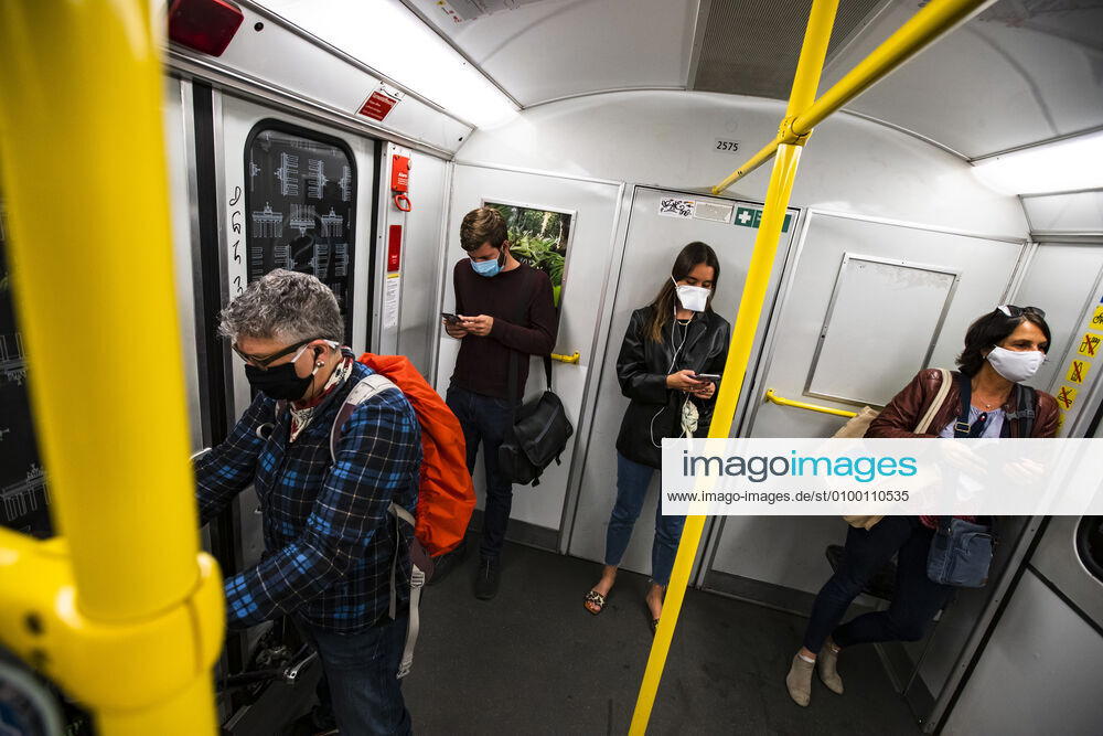 Reisende mit Mundschutzmaske in der oeffentlichen Verkehrsmittel in Berlin am 28. April 2020. Seit gestern ist in der Bahn, in Trams und Bussen pflicht, eine Protektion fuer Nase und Mund zu tragen. Ab morgen gilt die Pflicht auch fuer den Einzelhandel. Coronavirus in Berlin