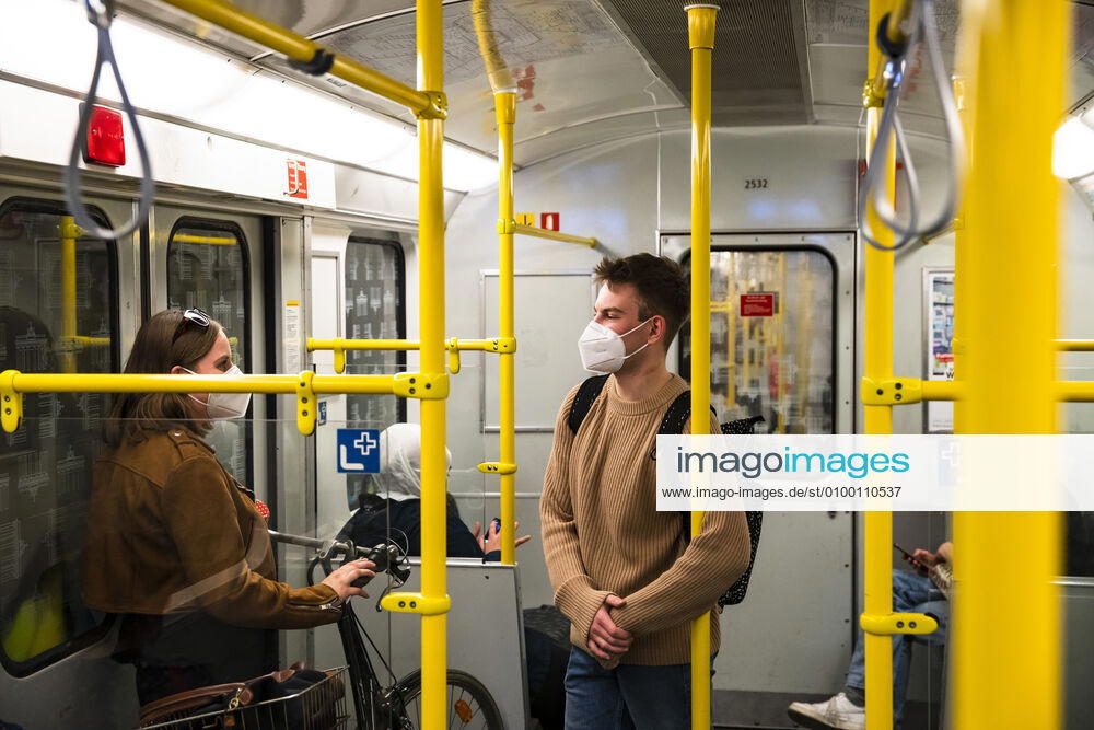 Reisende mit Mundschutzmaske in der oeffentlichen Verkehrsmittel in Berlin am 28. April 2020. Seit gestern ist in der Bahn, in Trams und Bussen pflicht, eine Protektion fuer Nase und Mund zu tragen. Ab morgen gilt die Pflicht auch fuer den Einzelhandel. Coronavirus in Berlin