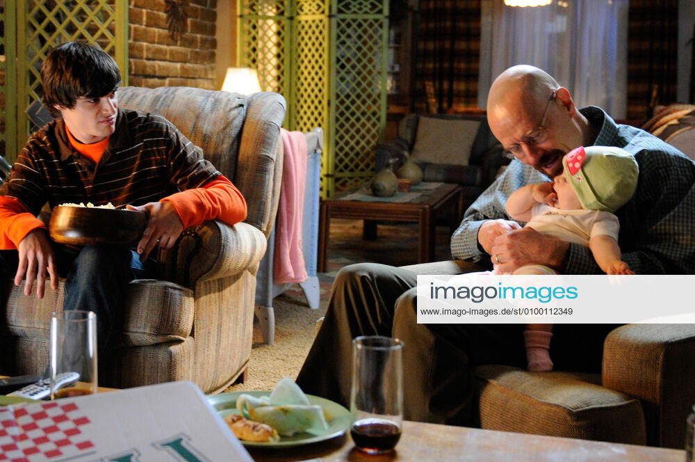 BREAKING BAD, (from left): RJ Mitte, Bryan Cranston, Hazard Pay , (Season 5, ep. 503, aired July 29, 2012), 2008-2012. Photo: Ursula Coyote AMC Courtesy Everett Collection AMC courtesy Everett Collection !ACHTUNG AUFNAHMEDATUM GESCHÄTZT! PUBLICATIONXNOTxINxCANxCHNxFRAxITAxJPNxNORxPOLxRUSxESPxUKxUSA