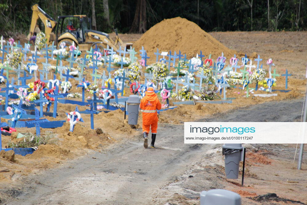 MANAUS, AM - 28.04.2020: MOVIMENTAÇÃO NO CEMITÉRIO PARQUE MANAUS - Movement in the Parque de Manaus cemetery, this Wednesday morning (28), in the Tarumã neighborhood, west of the city of Manaus. x1907972x SandroxPereira