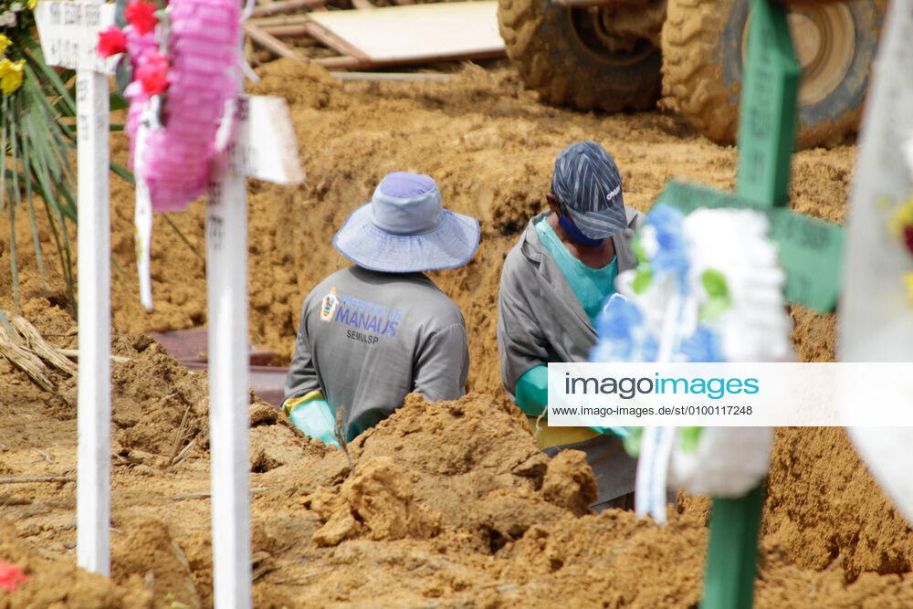 MANAUS, AM - 28.04.2020: MOVIMENTAÇÃO NO CEMITÉRIO PARQUE MANAUS - Movement in the Parque de Manaus cemetery, this Wednesday morning (28), in the Tarumã neighborhood, west of the city of Manaus. In the photo, gravediggers inside an open ditch where the coffins are being placed. x1907973x SandroxPereira