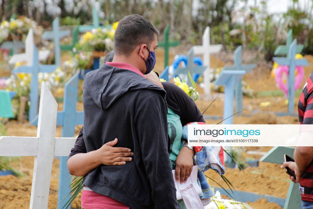 MANAUS, AM - 28.04.2020: MOVIMENTAÇÃO NO CEMITÉRIO PARQUE MANAUS - Movement in the Parque de Manaus cemetery, this Wednesday morning (28), in the Tarumã neighborhood, west of the city of Manaus. In the photo, family members accompany the burial of their relatives. x1907982x SandroxPereira