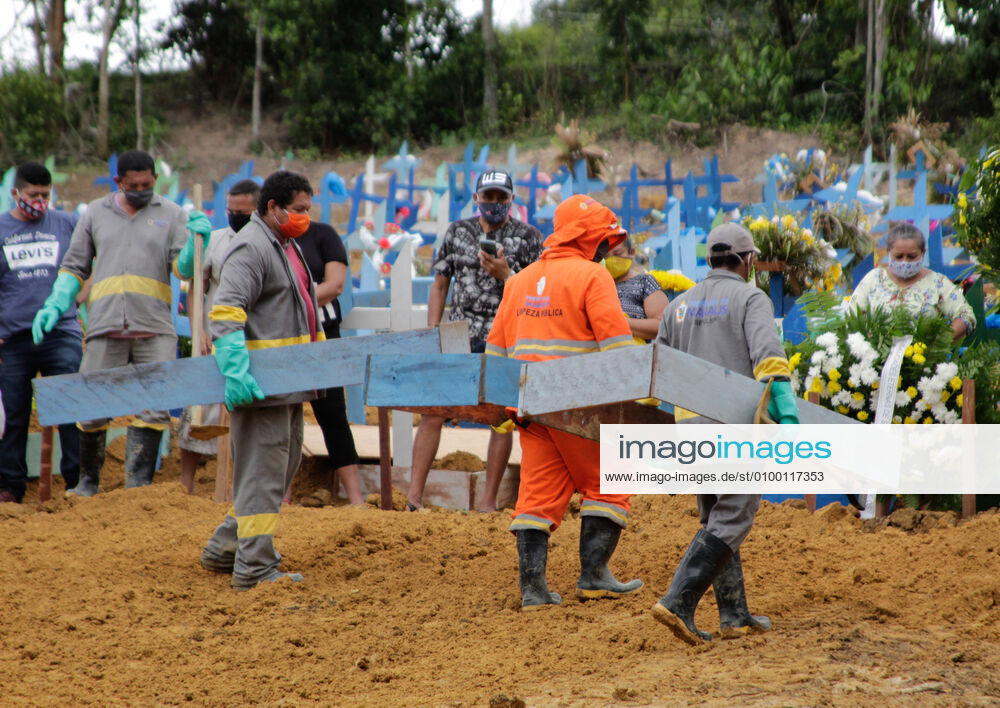 MANAUS, AM - 28.04.2020: MOVIMENTAÇÃO NO CEMITÉRIO PARQUE MANAUS - Movement in the Parque de Manaus cemetery, this Wednesday morning (28), in the Tarumã neighborhood, west of the city of Manaus. x1907991x SandroxPereira